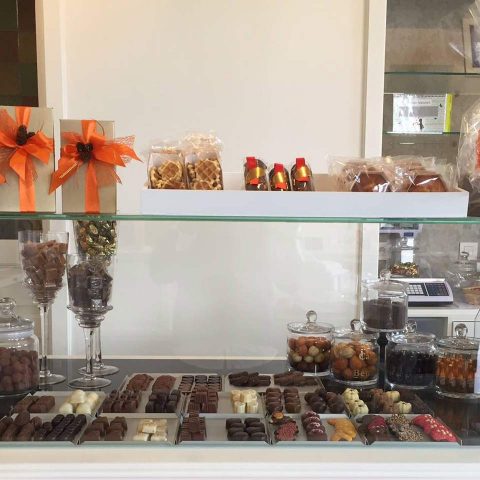 Fee Sucree Waregem origineel doopsuiker gepersonalisseerde geschenkjes huisbereide pampertaarten snoeptaarten pralines drukwerk exclusieve collecties gespecialiseerd in maatwerk en personalisatie.